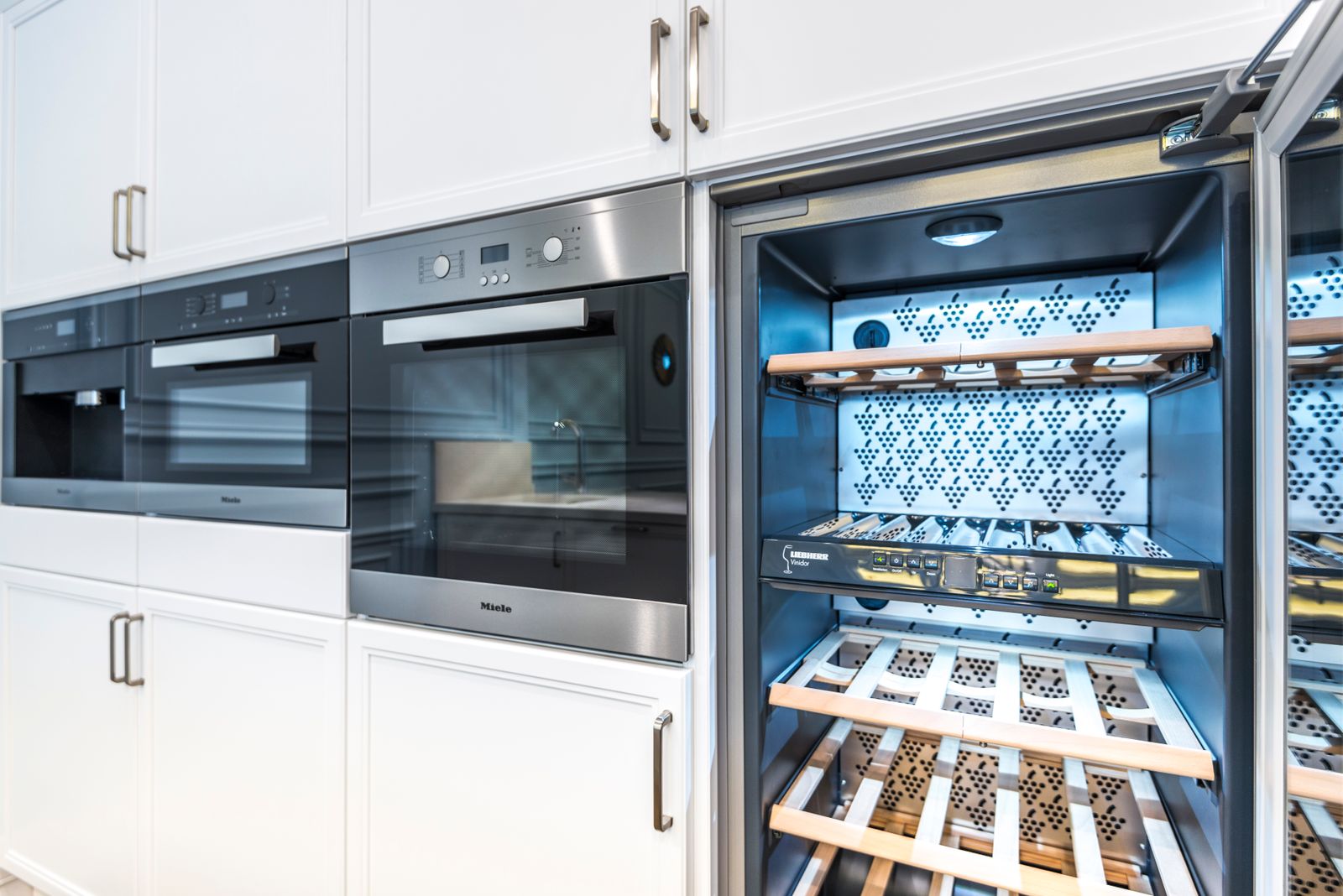 DCS dual-zone beverage center cooler