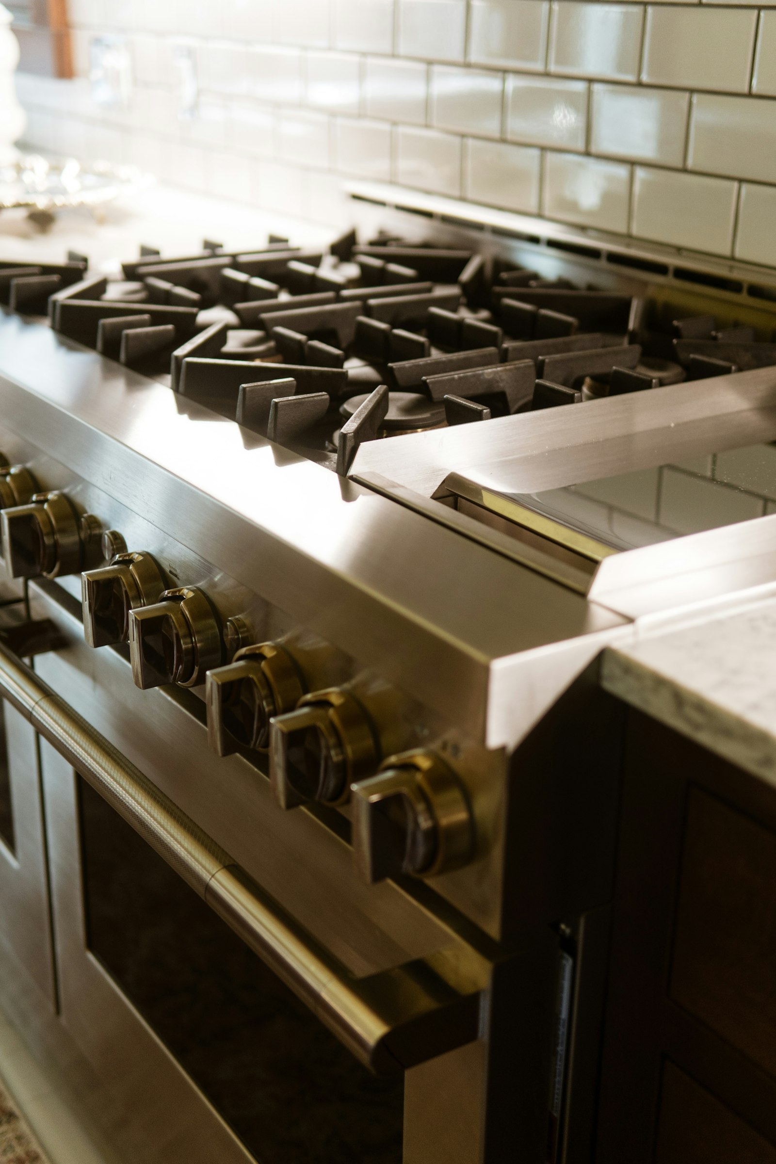 DCS stainless freestanding gas range with hood